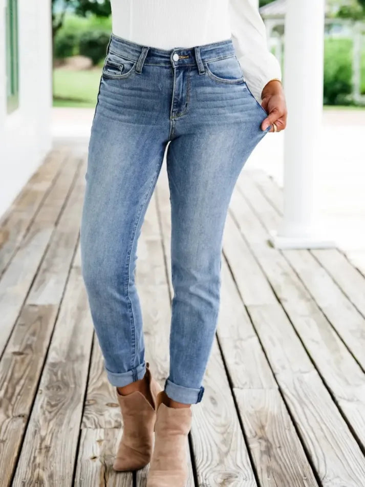 Bauchweg-Jeans mit schmaler Passform und Umschlagbund