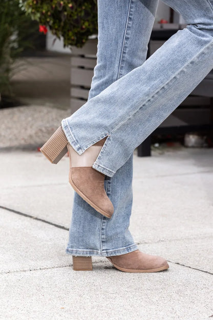 Bootcut-Jeans mit hohem Bund und schmaler Passform in drei Längen – für dich, mich und sie