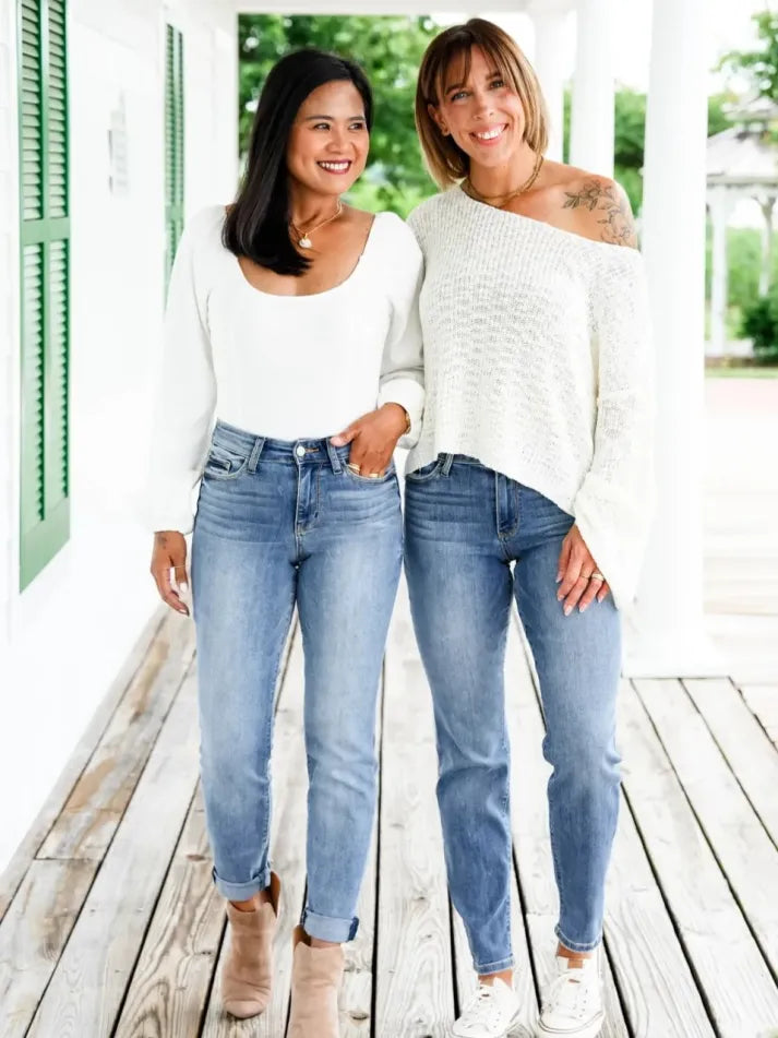 Bauchweg-Jeans mit schmaler Passform und Umschlagbund
