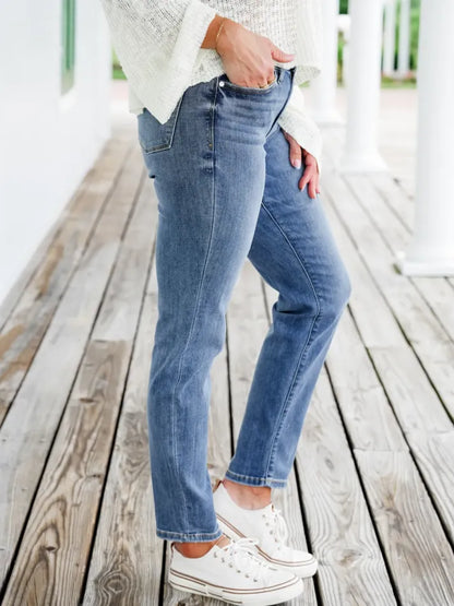 Bauchweg-Jeans mit schmaler Passform und Umschlagbund