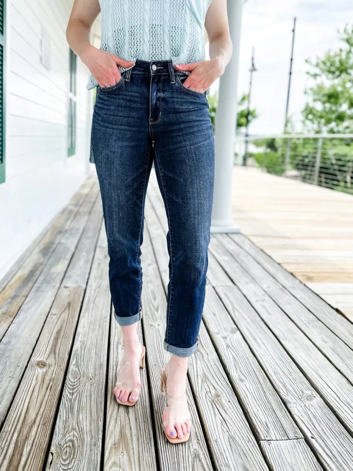Bauchweg-Jeans mit schmaler Passform und Umschlagbund