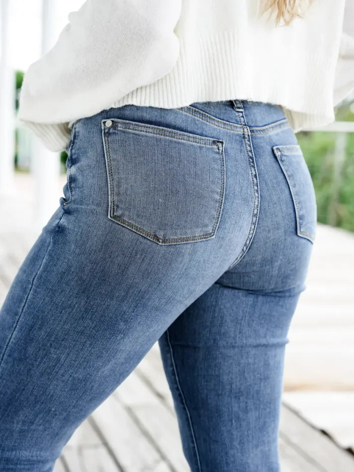 Bauchweg-Jeans mit schmaler Passform und Umschlagbund
