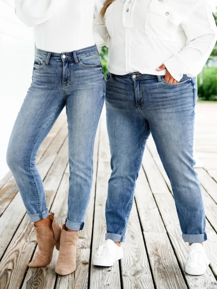 Bauchweg-Jeans mit schmaler Passform und Umschlagbund